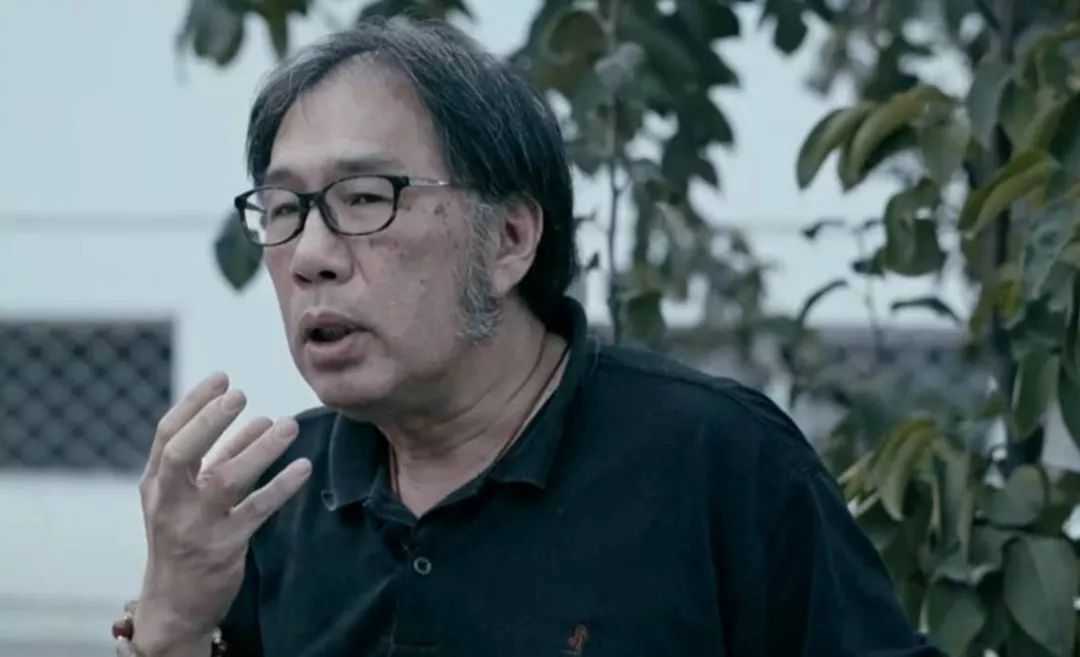 诗人们以"诗歌"的名义,来到海边,"这片海域一半天空一半海水,黑色的夜