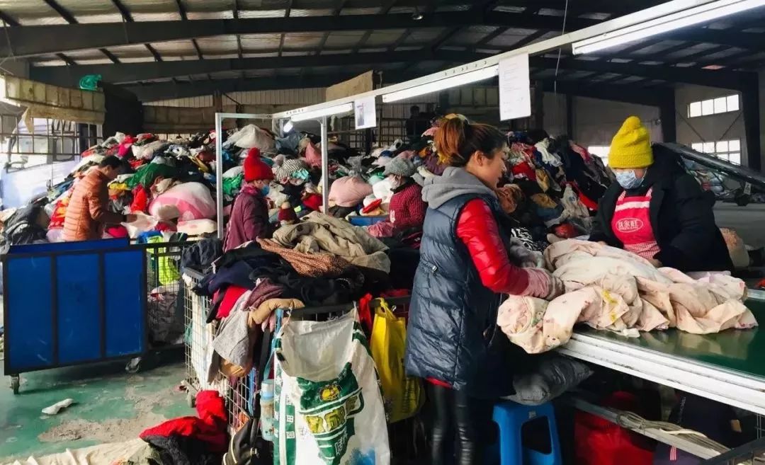 青岛2000个旧衣回收箱绝大部分捐不出去好点的都卖给了