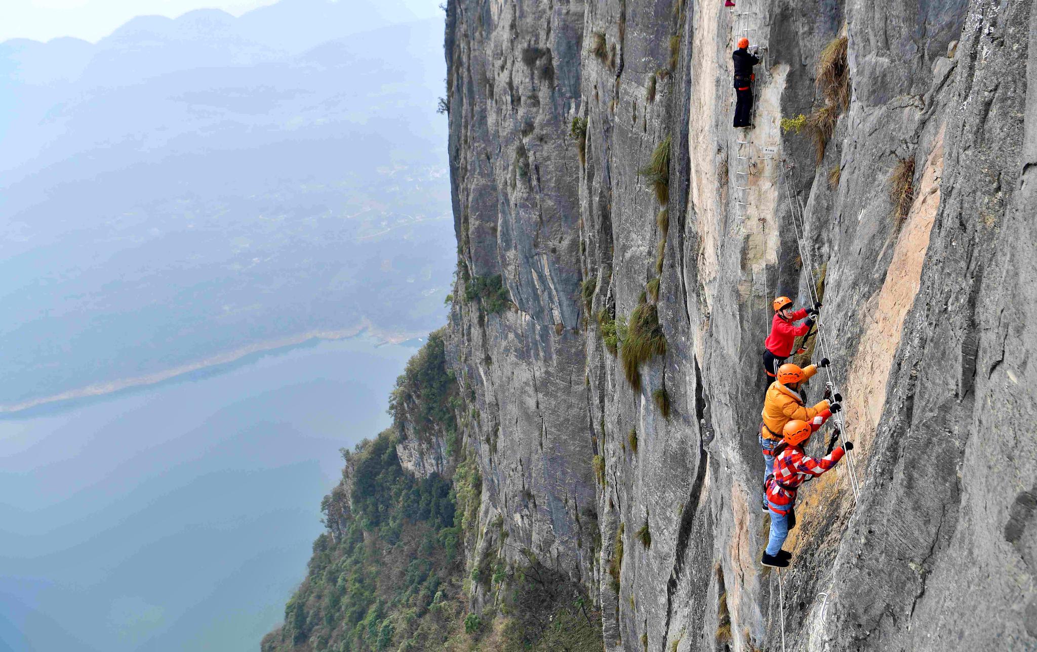 绝壁攀岩 乐享假期