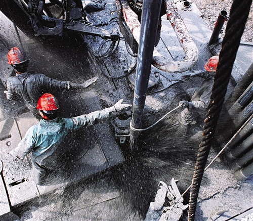 随时都有起火的危险,钻井工人奋不顾身战井喷保油井