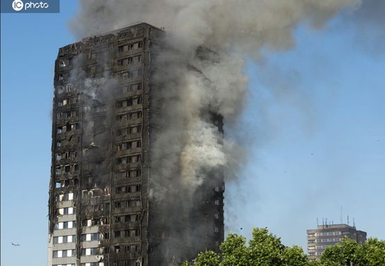 ▲图为当年被烧毁的“格伦菲尔”高层公寓,火灾导致72人死亡,图片来自东方IC