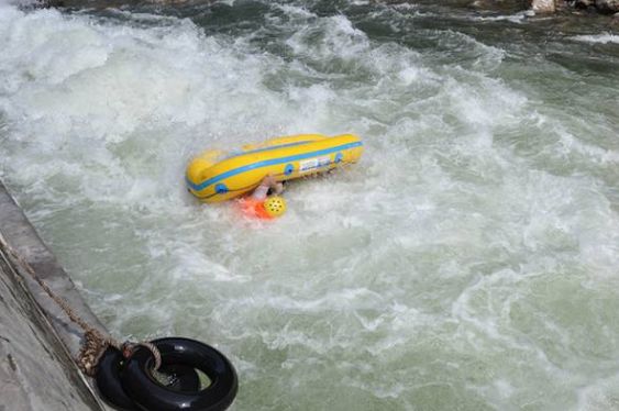 交城庞泉沟青禾谷景区漂流遭遇翻船女游客被激流冲走视频