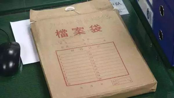 包卓呆呆地坐在沙发上发愣,桌子上他的档案零零散散地放着,对面居委会