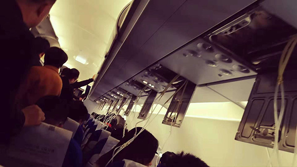 MU5257备降南昌,乘客下飞机时客舱情况。 本文图均由采访对象挑供
