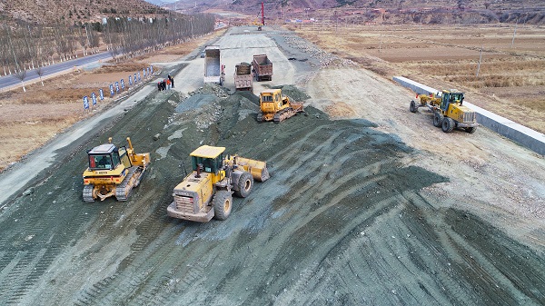 河北现场直击延崇高速路基矿渣填筑施工图