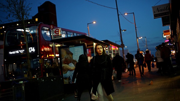 英国警方发“女性避免深夜独自逛街”建议后秒删。（图源：今日俄罗斯）
