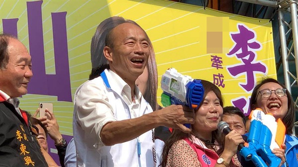 台湾花花选举 韩国瑜1日为籍凤山“立委”参选人李雅静站台,现场准备水,反讽民进捡到,要把韩国瑜身上的黑洗掉。(图片来源:台湾“中时电子报”)