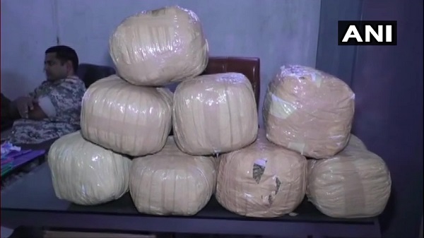 搜查出的大麻包裹(图源:ANI)