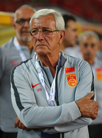 10月10日,国足主教练里皮在场边观战.视觉中国供图