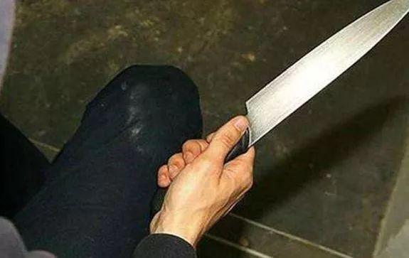 广西男子回家看到这一幕,拿刀愤怒砍向妻子,致1男1女受伤