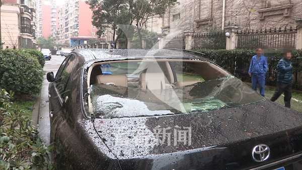 "据介绍:小区房龄已经超过20年,一些铁栏杆之前也曾经发生过高坠事件