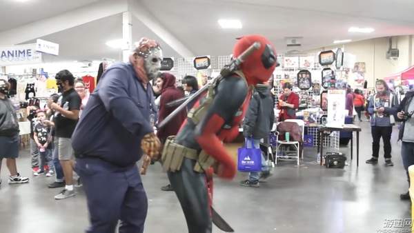 著名死侍coser"大闹"漫展 搔首弄姿,险被绿箭侠爆菊