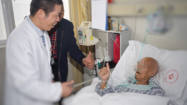 97岁老人患疝气30年突然症状加重 到底能不能手术?