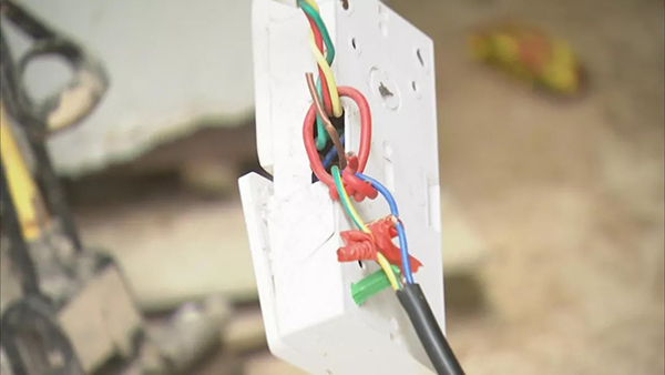 广州暴雨 男子接触小区快递柜插座意外触电身