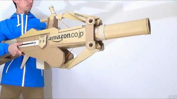 事,而是最大程度还原了游戏中轻弩的运作机制,扣下扳机还能发射"子弹"