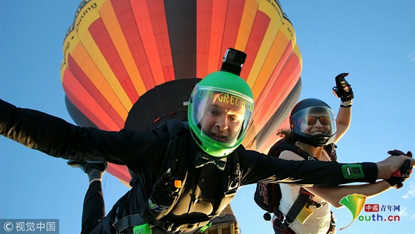 情侣举办高空跳伞婚礼 亲朋好友热气球中同见证