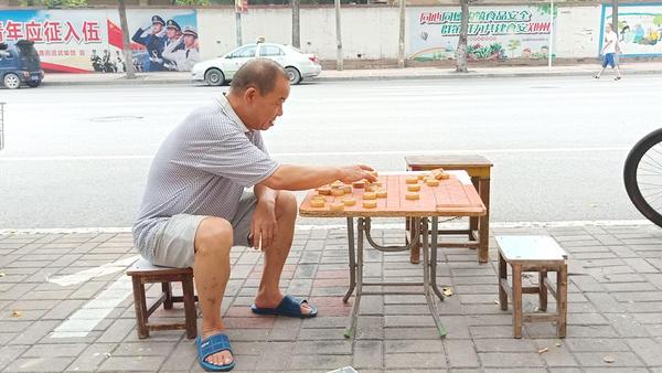 俩大爷暴雨中下棋不肯撤离走红:当时下到关键局