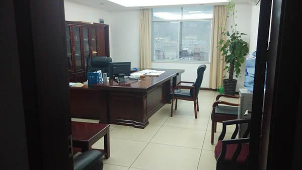 公安局副支队长办公室超标:伪装3人办公 电脑没组装