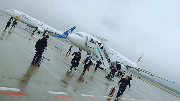 MU5257备降南昌,乘客下飞机。