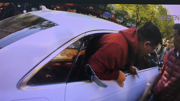 民警將車窗砸開將車主救出。