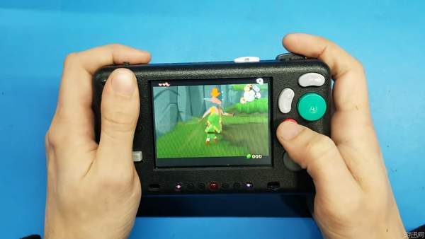 高玩自制piiwii掌机造型精致可玩wiingc游戏