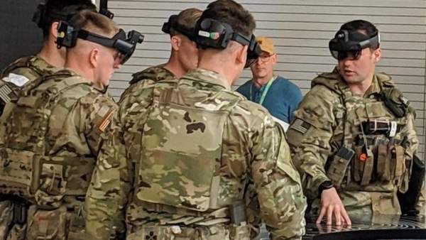 美军定制微软HoloLens 2眼镜体验 就像真实版《COD》_新浪游戏_手机新浪网