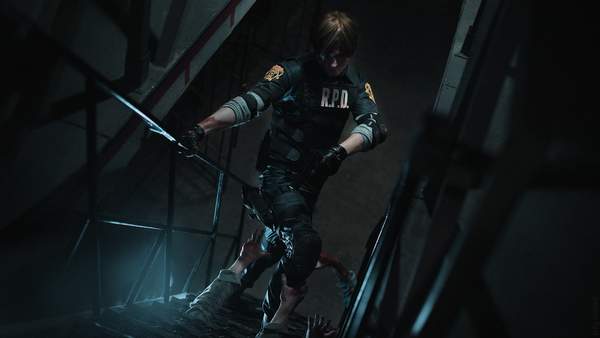 国外小哥cos《生化危机》里昂 造型精致,表情神还原