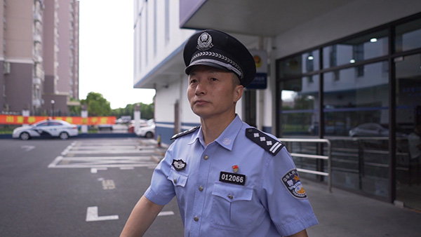 新西兰突降“有脸的手” 居民被吓到:太像特朗普