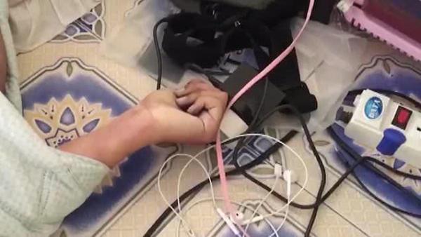 泰国男子沉迷电玩在床上打游戏时睡着,夜里不幸触电身亡