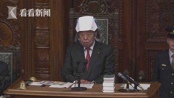 日本国会议员佩戴折叠安全帽防灾演练