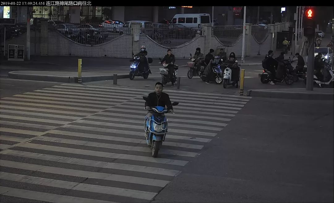 28个路口抓拍福州又一批行人电动车闯红灯高清曝光