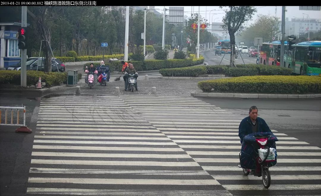28个路口抓拍福州又一批行人电动车闯红灯高清曝光