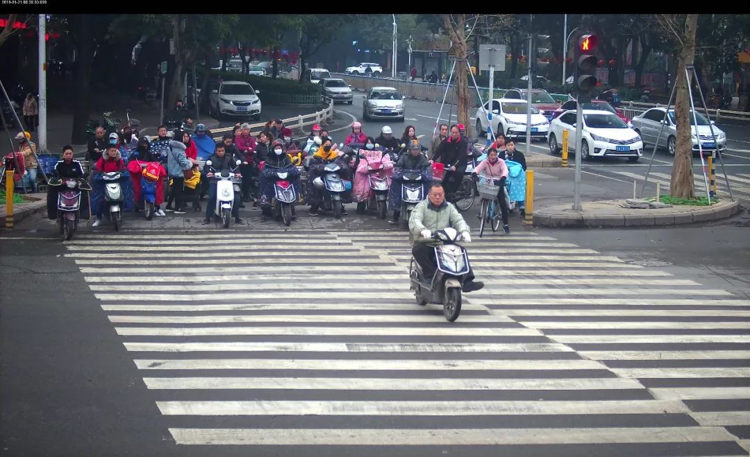 28个路口抓拍福州又一批行人电动车闯红灯高清曝光