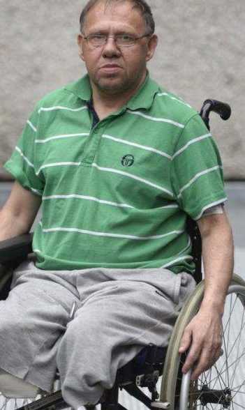 男子双腿截肢后向相关部门申请电动轮椅但他们认为他还不够残疾