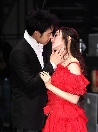 39岁许慧欣近照曝光,颜值身材完爆少女,可惜女儿长得巨像她老公