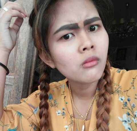 26岁泰国女孩想要浓眉,结果被纹成1cm粗