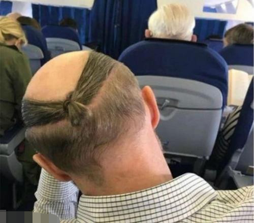 搞笑内涵图:小哥亲眼看见女朋友跟着中年大叔坐大奔离开!