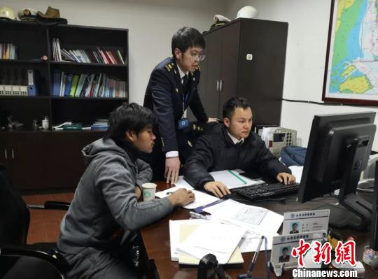 1月2日晚,海事执法人员向获救船员调查晓畅事发通过。浙江海事 供图 1月2日晚,海事执法人员向获救船员调查晓畅事发通过。浙江海事 供图