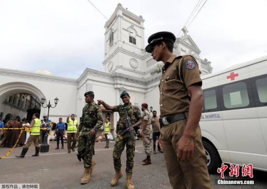 当地时间2019年4月21日，斯里兰卡科伦坡，爆炸袭击发生后，警察守卫在教堂外。当天，斯里兰卡多地接连发生8起爆炸，多家酒店和教堂遭袭击，目前已造成200余人遇难。