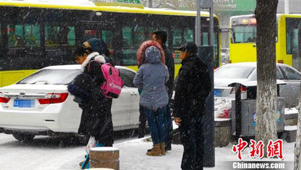 乌鲁木齐降雪致航班延误 3700余旅客滞留