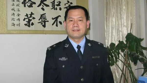 驻村书记孙国亮一张脸只有皱纹褶子里是白的