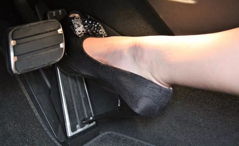 油门当刹车女司机赔了1000多万