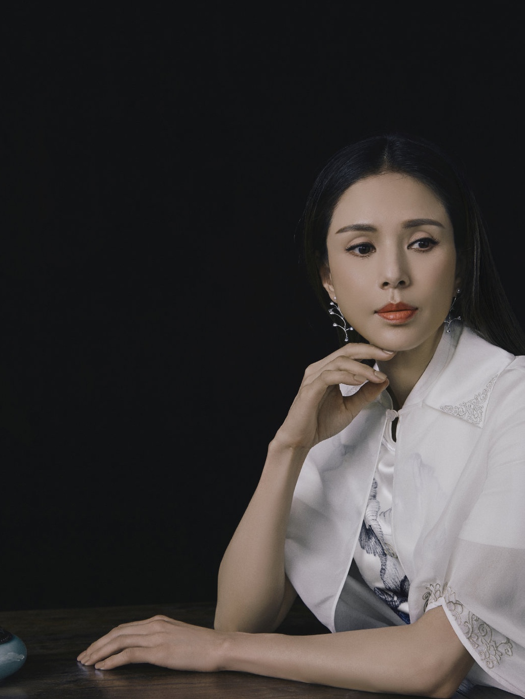 "姑姑"李若彤晒出最新写真照,怀抱古琴侠女范十足