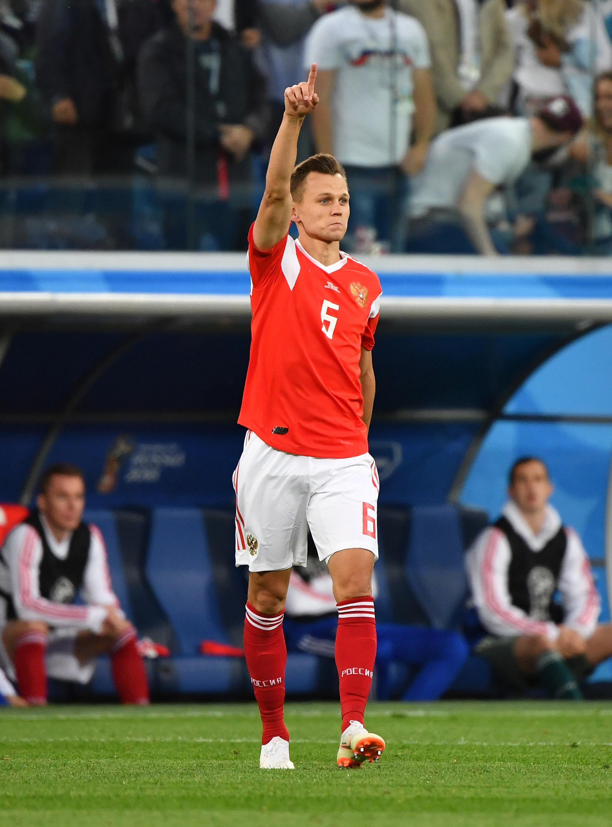 新华社记者陈益宸摄↑这是俄罗斯队球员久巴(右)在比赛中庆祝进球.