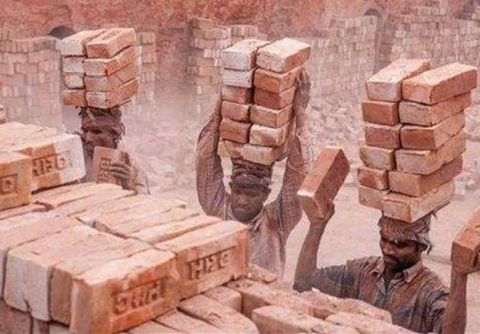 而一般在尼泊尔当地,如果你想知道哪些是搬砖工人的身份的话,你可以看