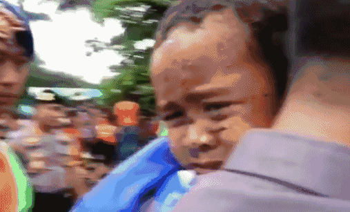 印尼海啸袭击致受困车内12小时 5岁男童奇迹生还
