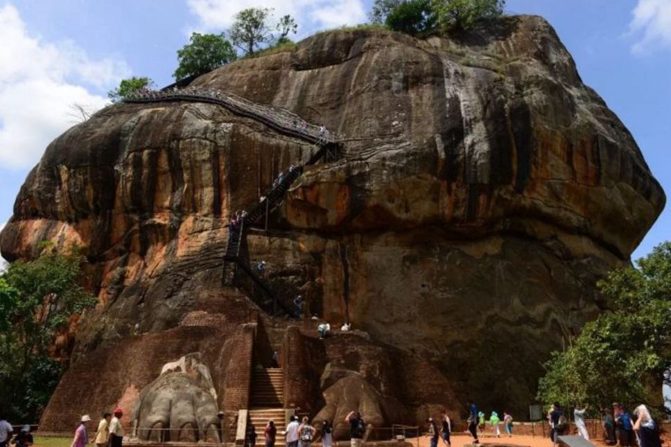 蓝色还没刷均匀,地上各种狗屎羊屎网上看到的意大利positano小镇梦幻