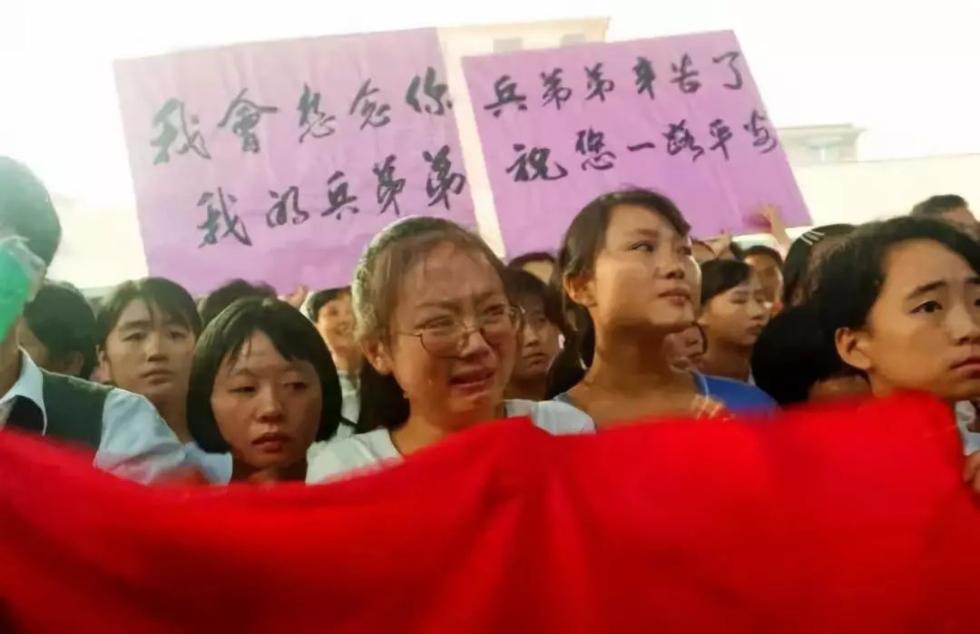 在受灾最重的九江   九江市民为抗洪英雄们搭建了"凯旋门"