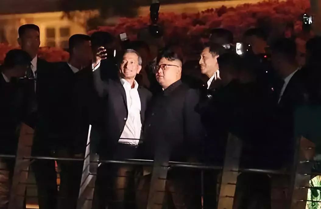 △朝鲜领导人金正恩参不悦目鱼尾狮公园时,与新添坡外长维文玩自拍。