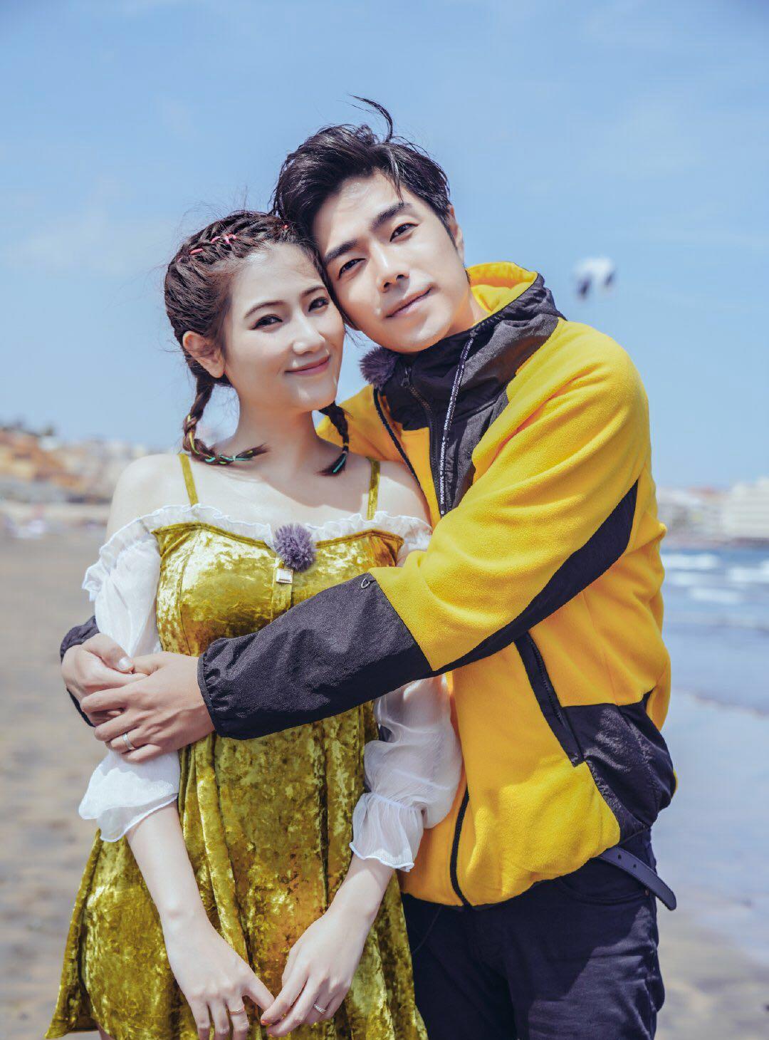 袁成杰一家海边出游,陈芊芊马尾辫甜美,袁妈妈印花泳衣有格调